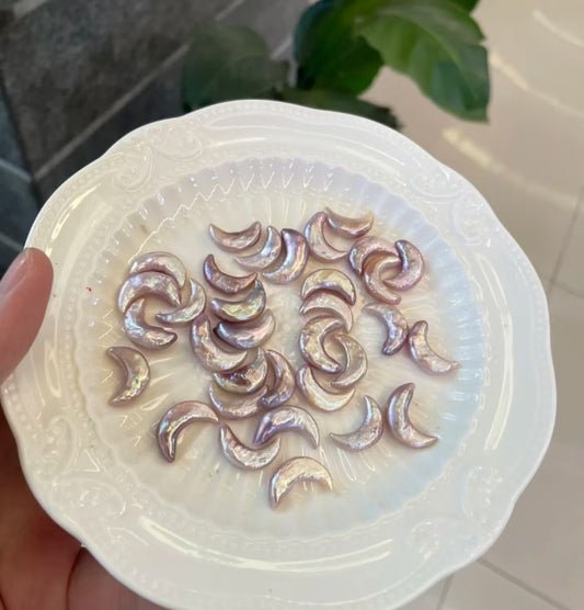 Moon Pearl Clam (2-6 Moon Pearls+1 Freshwater Edison Pearl per Clam) If there are less than 2, open another one for free
