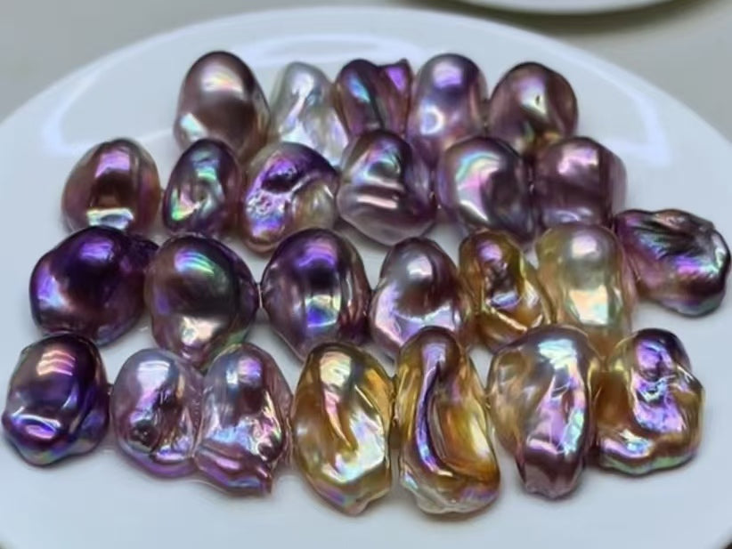 Purple Devil Baroque Pearl Clam (1-2 Baroque pearls+1 Edison pearl in one clam)